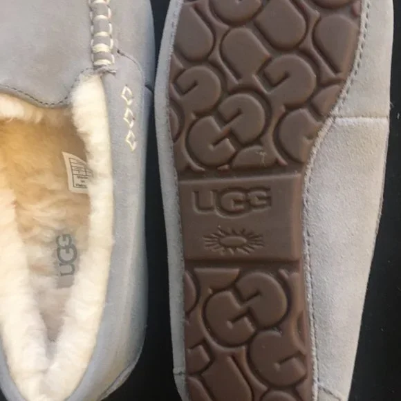 UGG Grey-Blue Sheepskin Moccasins, New in Box, Wm. Size 7, Run Small - Picture 3 of 5